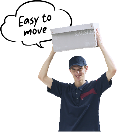 段ボール箱を持ち上げている青年