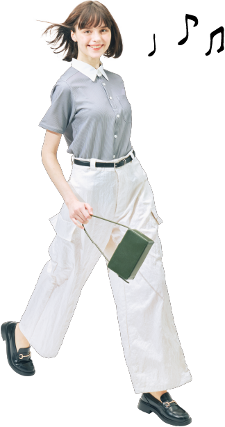 楽しそうに歩く女性