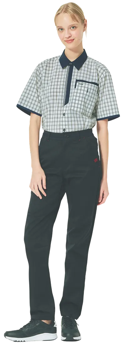 ユニフォームを着たスタッフ